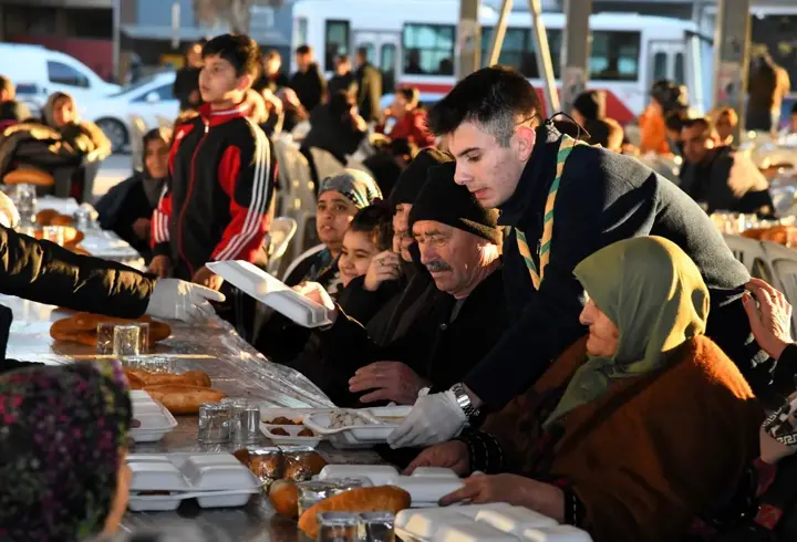 Başkan Çenet vatandaşlarla mahalle iftarında buluştu