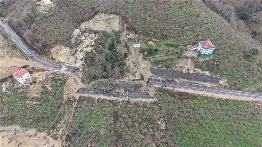 Ordu'da heyelan nedeniyle mahalle yolu ulaşıma kapandı