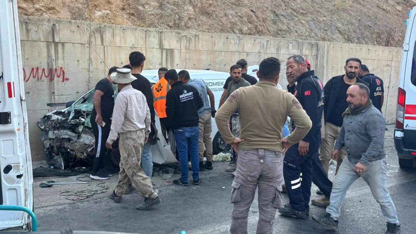 Şırnak'ta yolcu minibüsü ile hafif ticari araç çarpıştı: 11 yaralı