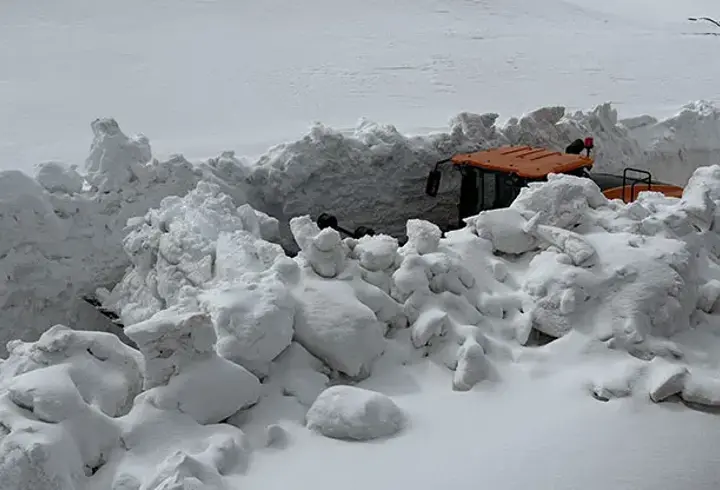 "Kar kaplanları" Erzincan'da metrelerce yükseklikteki karla mücadele ediyor