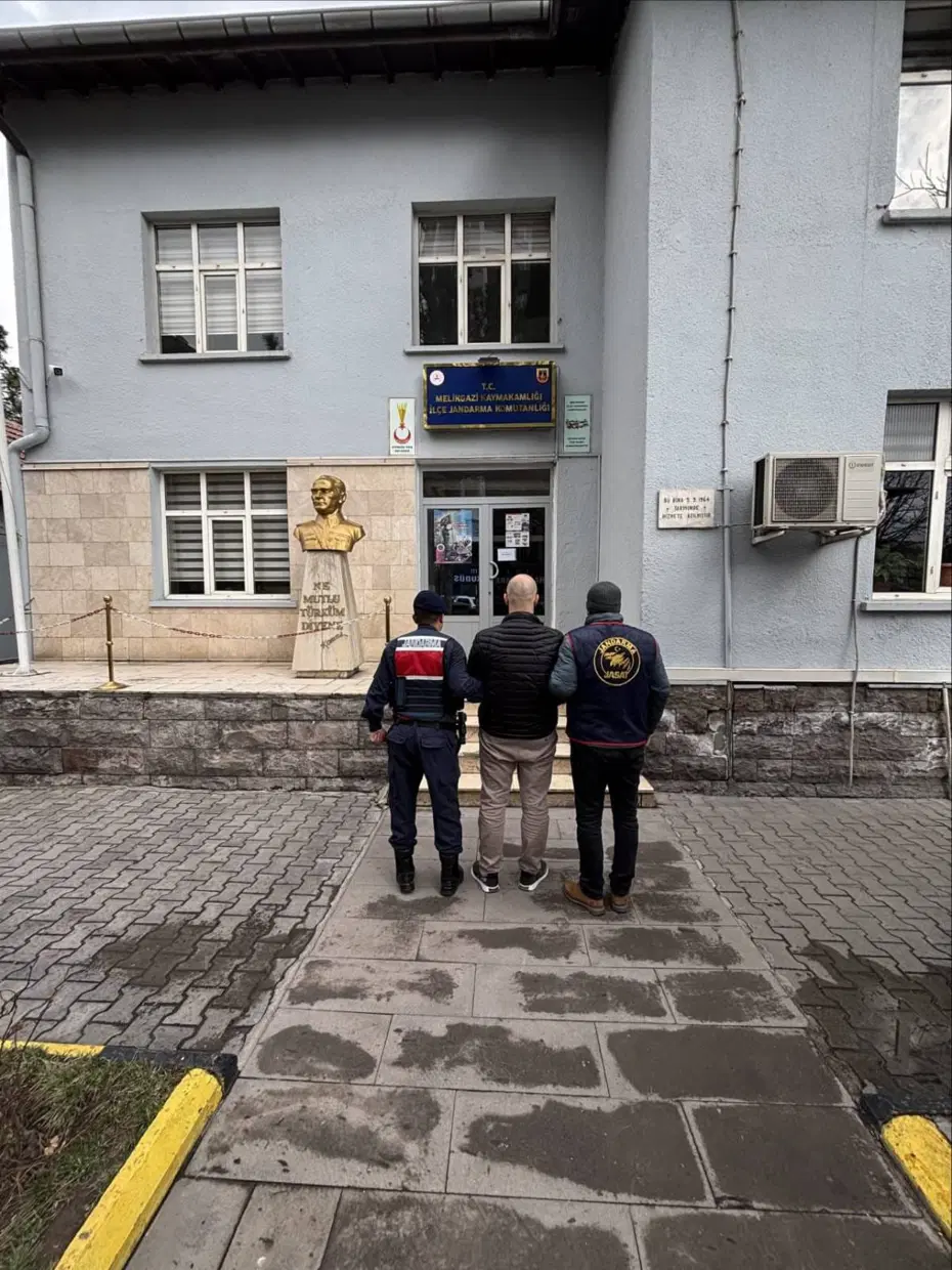 15 yıl hapis cezasıyla aranan uyuşturucu taciri yakalandı