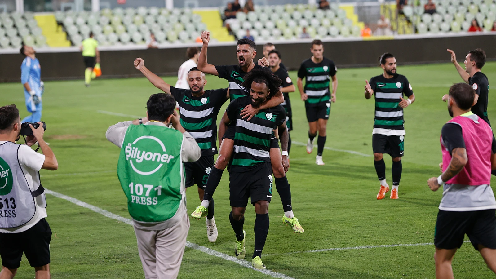 Serikspor, Ümraniyespor'u devirerek ligdeki ilk galibiyetini aldı