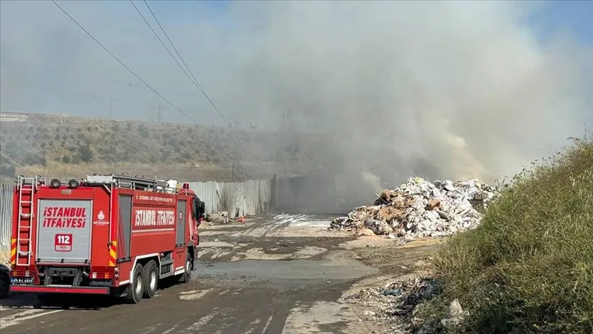 Sultangazi'de katı atık toplama alanında çıkan yangın söndürüldü