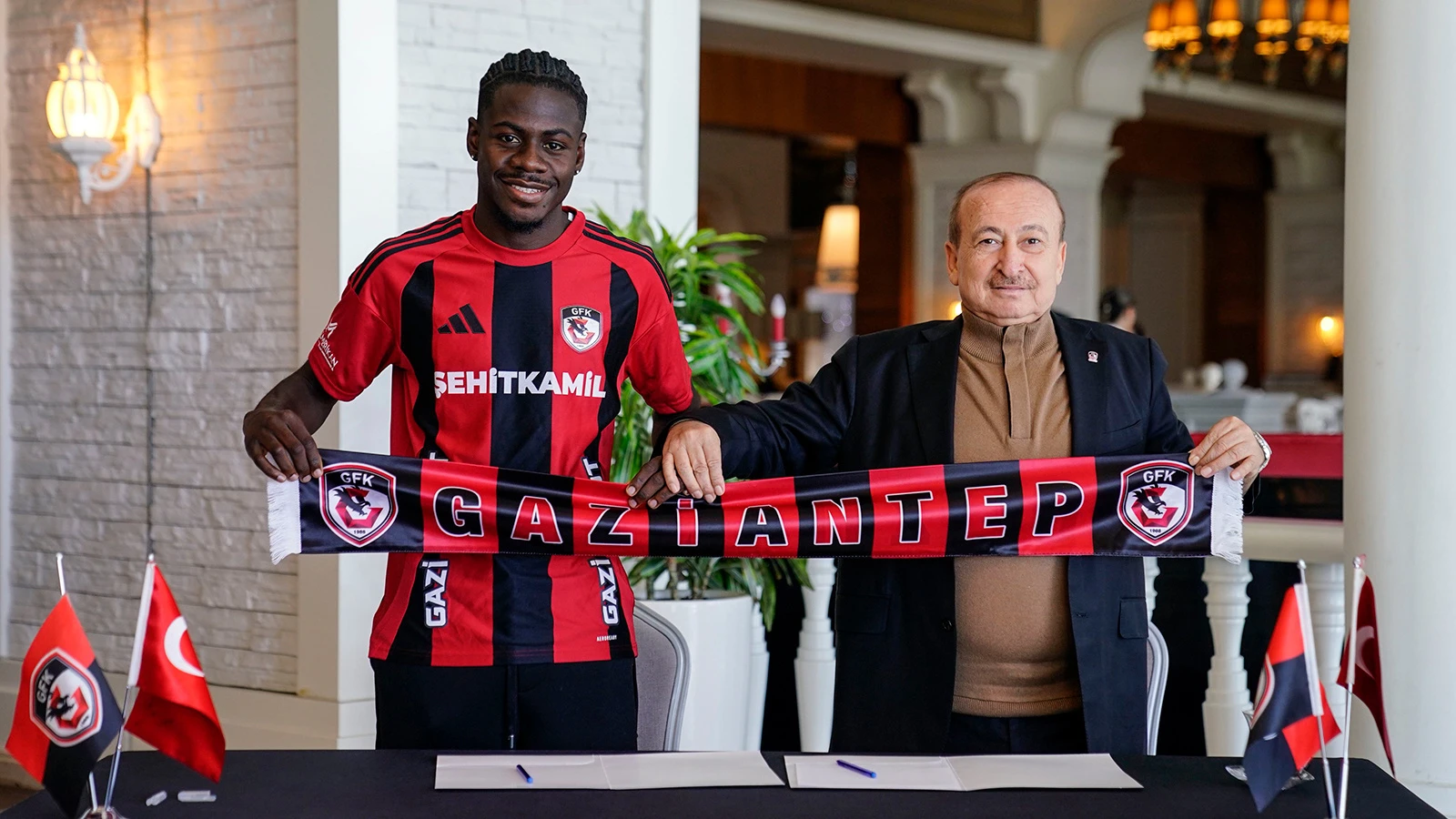 Gaziantep FK, Ntino-Emo Gidado'yu renklerine bağladı