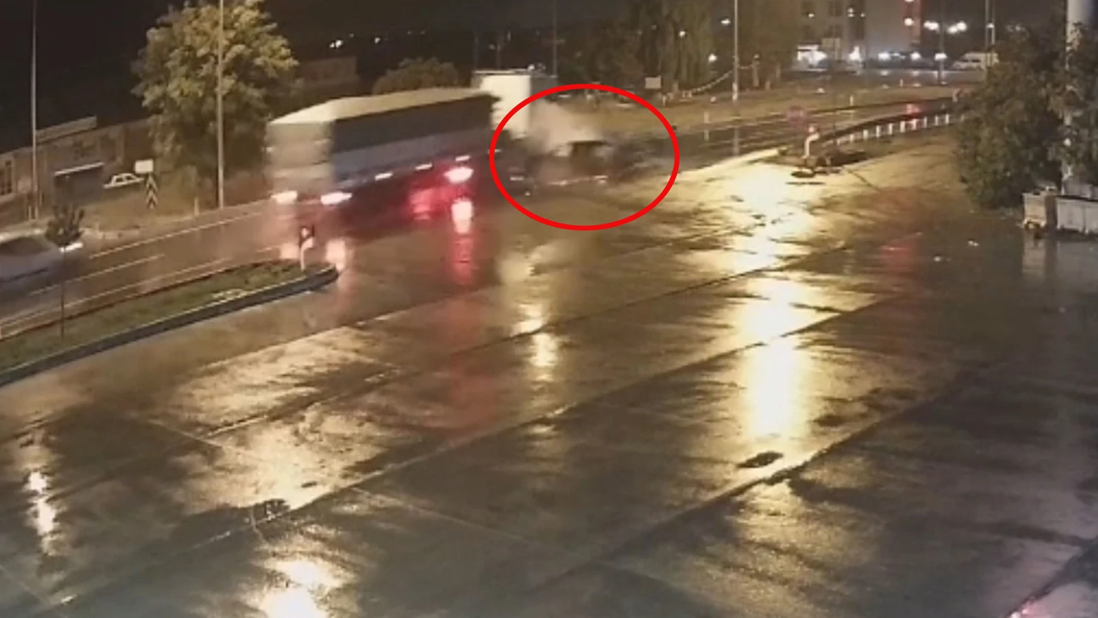Afyonkarahisar'da TIR otomobili biçti! Korkunç kaza kamerada