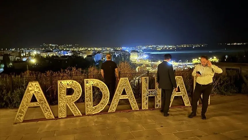 Destinasyon projesi tamamlanan Ardahan Kalesi aydınlatıldı