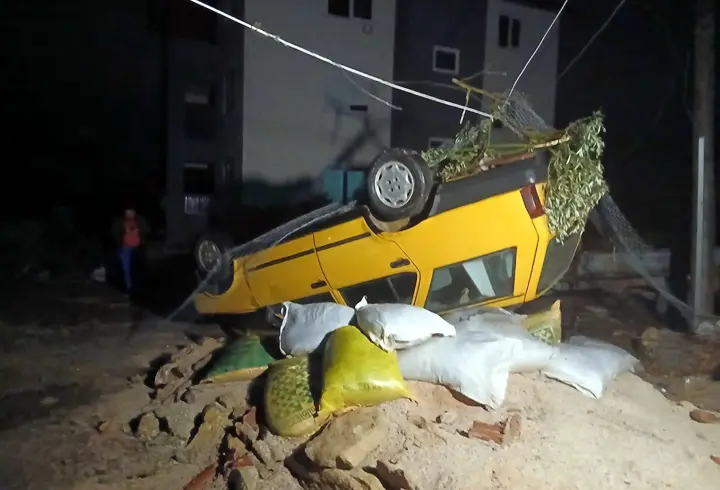 Antalya’da hortum; çatılar uçtu, seralar ve araçlar zarar gördü