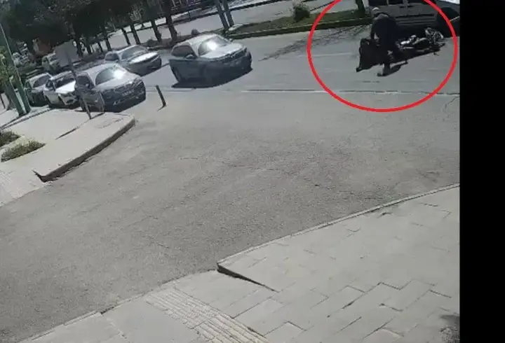 Eteği zincire takılınca motosiklet devrildi; kaza kamerada