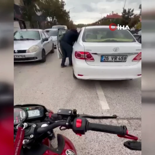 Eskişehir'de Motosikletli İle Sürücü Arasında "Emekli Polis" Tartışması