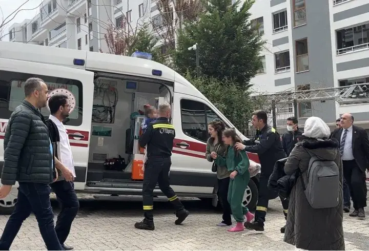 7 katlı apartmanda yangın çıktı; 2'si çocuk, 8 kişi dumandan etkilendi