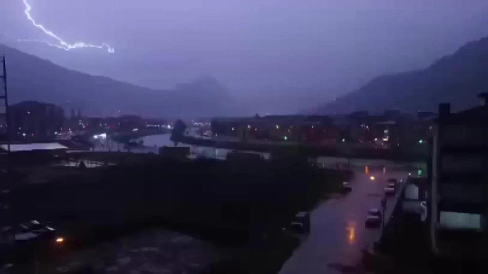 Amasya'da depremin ardından bir eve yıldırım düştü