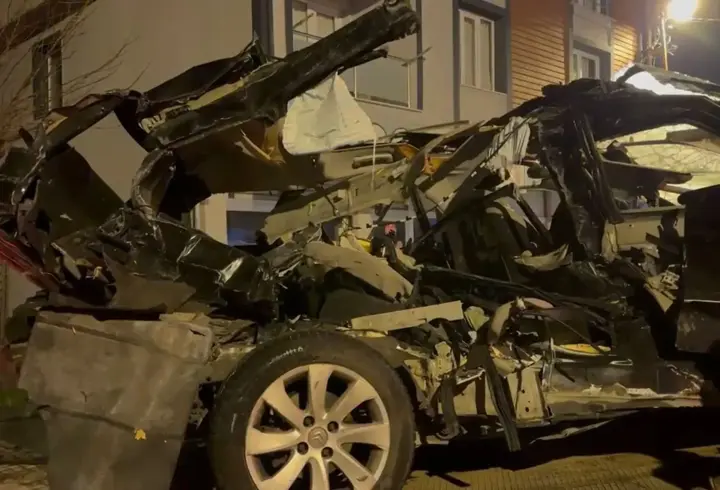 İstanbul- Sultanbeyli'de otomobil park halindeki 4 araca ve iş yerine çarptı