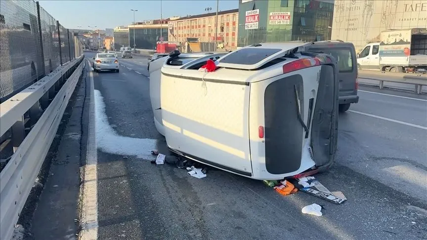 Küçükçekmece'de 3 aracın karıştığı trafik kazasında 1 kişi yaralandı