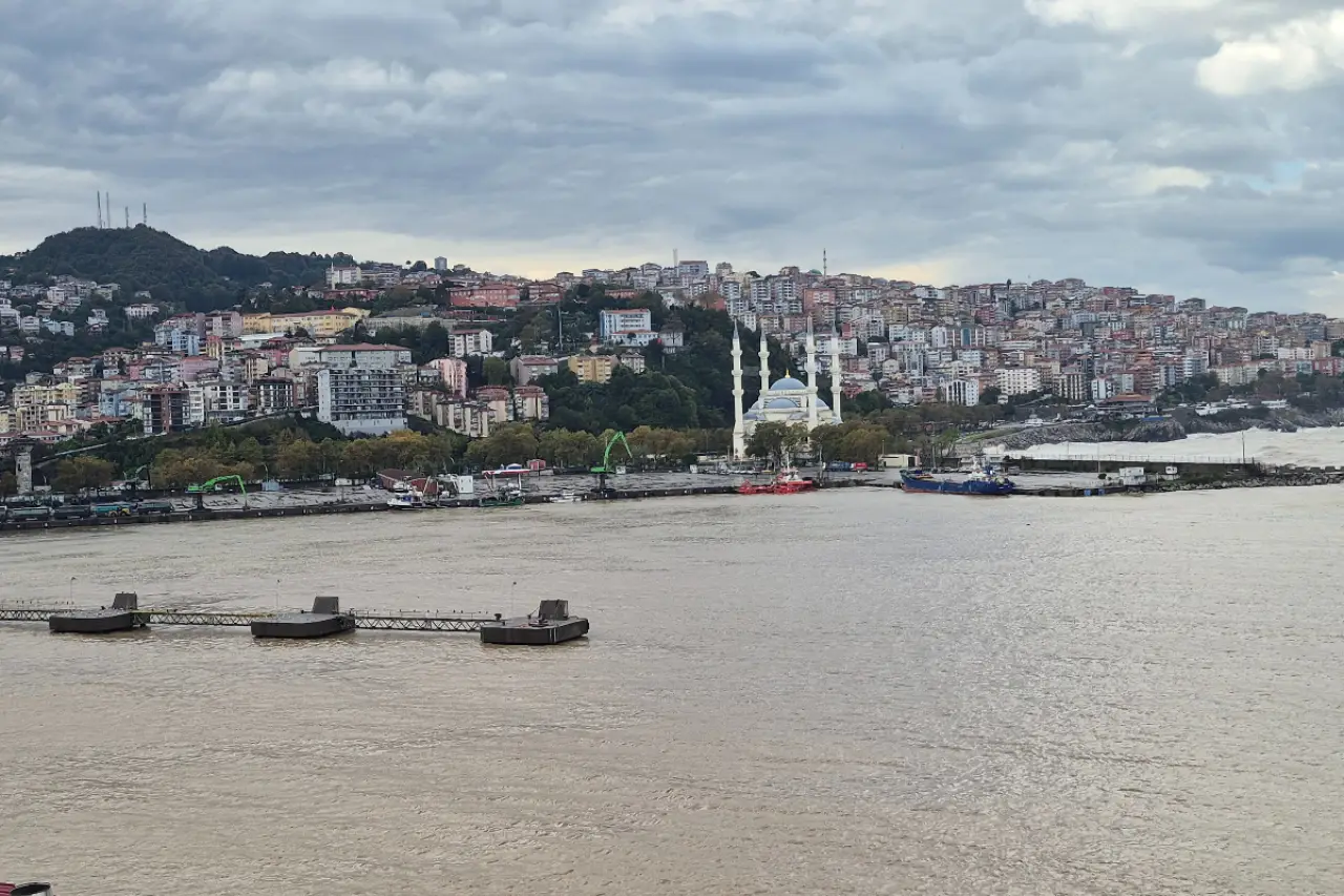 Zonguldak’ta Sağanak Sonrası Deniz Kahverengiye Döndü