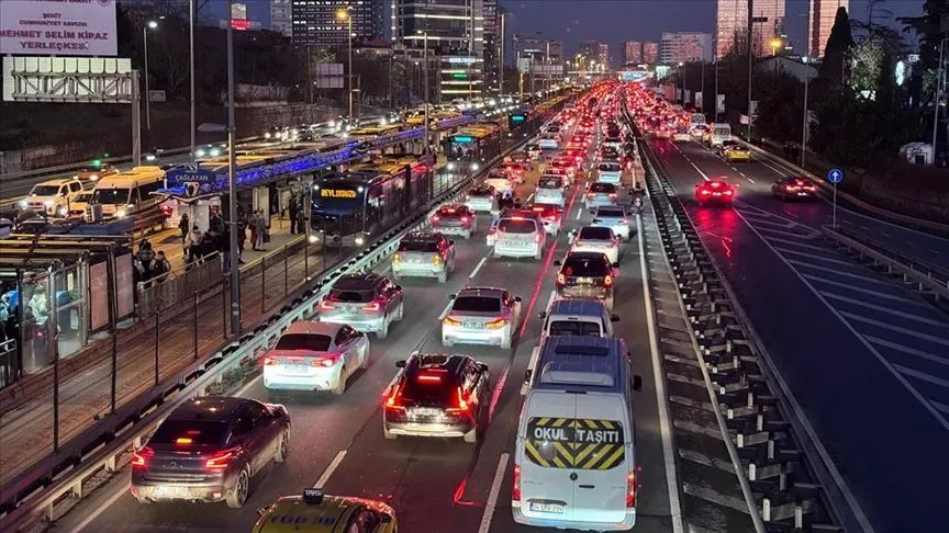 İstanbul'da akşam saatlerinde trafik yoğunluğu yüzde 83'e çıktı