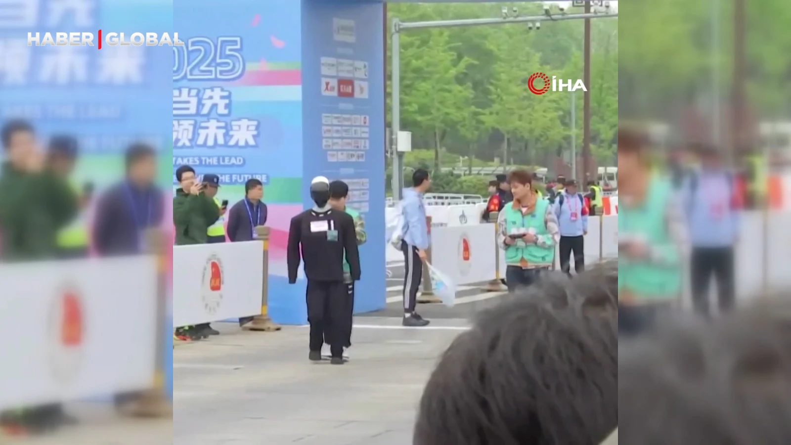 Çinli robotlar ilk kez yarı maratonda insanlarla koştu