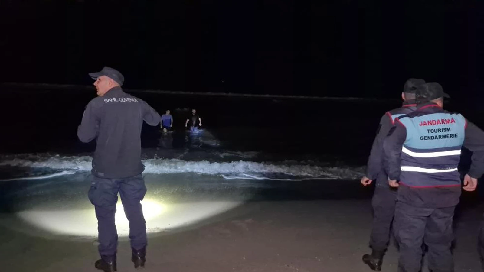 Yer: Bartın! Gece vakti kıyafetleriyle denize girdi, ekipleri harekete geçirdi