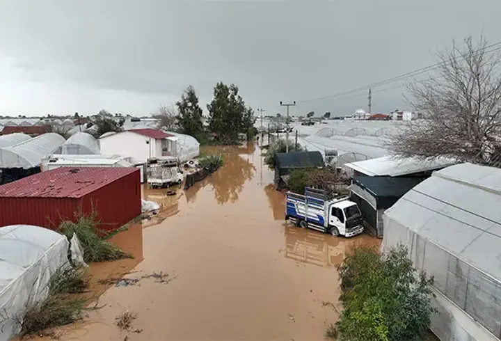 'Sarı kod'la uyarılan Antalya'da tarım alanları su altında kaldı