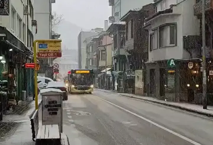 Bursa'da kar yağışı; yüksekler beyaza büründü