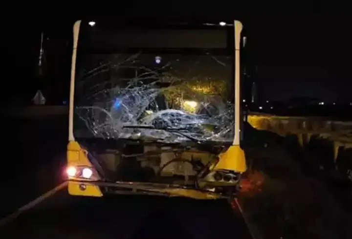 İETT otobüsü hafif ticari araçla çarpıştı: 1 ölü, 1 yaralı