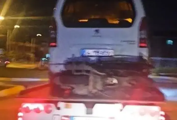 Hafif ticari aracın çarptığı motosikletli kurye öldü; sürücü kaçtı