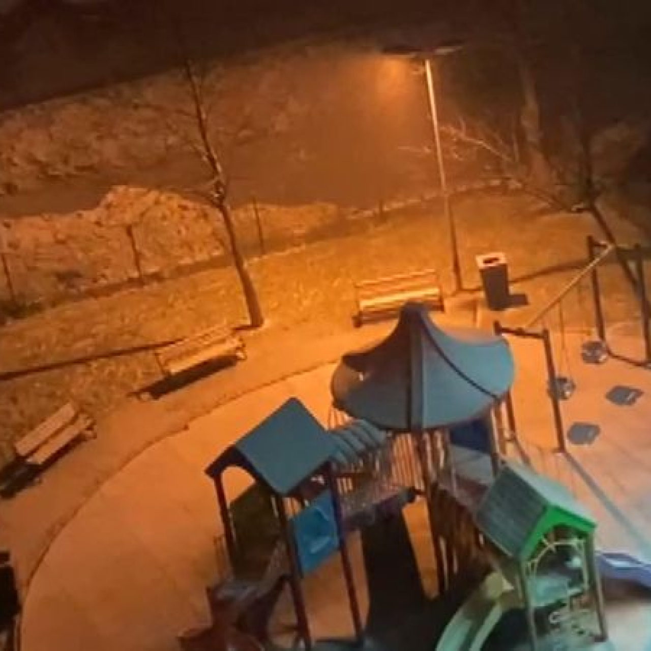 İstanbul'da kar yağışı; sokaklar beyaza büründü