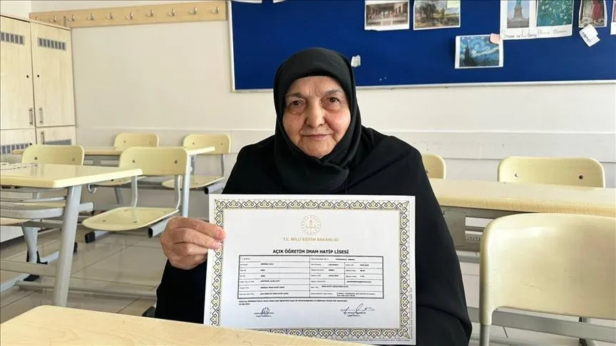 İstanbul'da yaşayan 78 yaşındaki kadın imam hatip lisesini bitirip hafız oldu