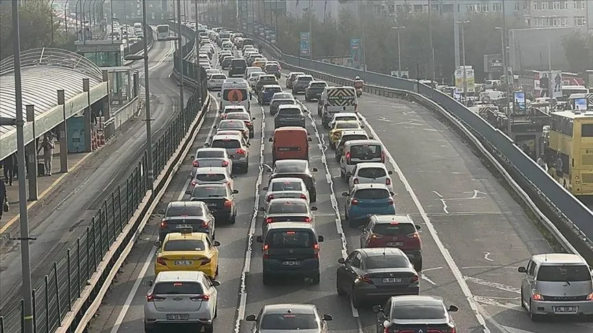 İstanbul'da sabah saatlerine trafik yoğunluğu yaşanıyor