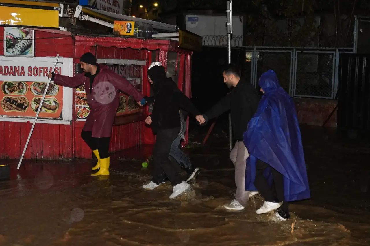 Sağanak Vurdu, Eğitim Durdu: İstanbul Ve Kocaeli Dahil 6 İlde Okullar Bugün Tatil