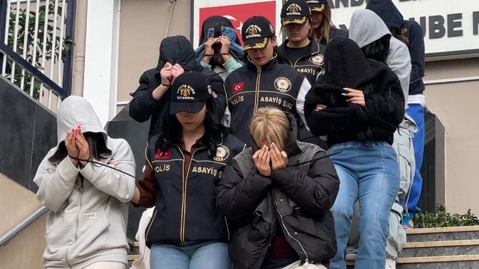 İstanbul'un 15 ilçesine ahlak polisinden baskın: 14 kadın kurtarıldı