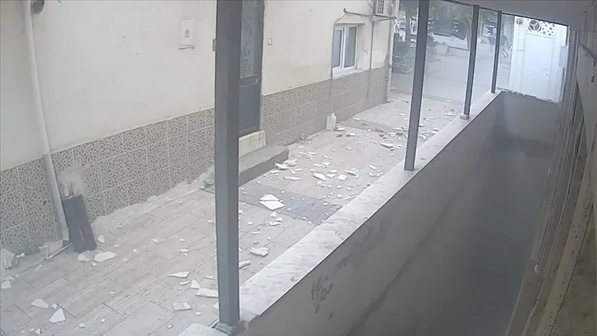 Balıkesir'de depremin şiddetini ve yaşanan paniği gösteren yeni görüntülere ulaşıldı