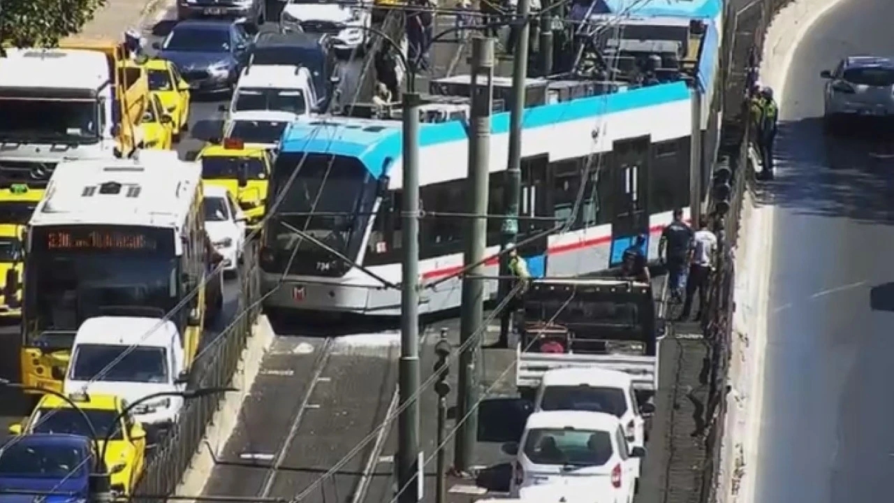 İstanbul'da tramvay raydan çıktı: Çok sayıda ekip sevk edildi