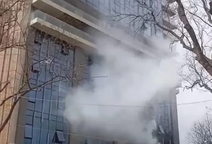 İstanbul - Sarıyer'de 25 katlı otel inşaatının dış cephesinde çıkan yangın söndürüldü
