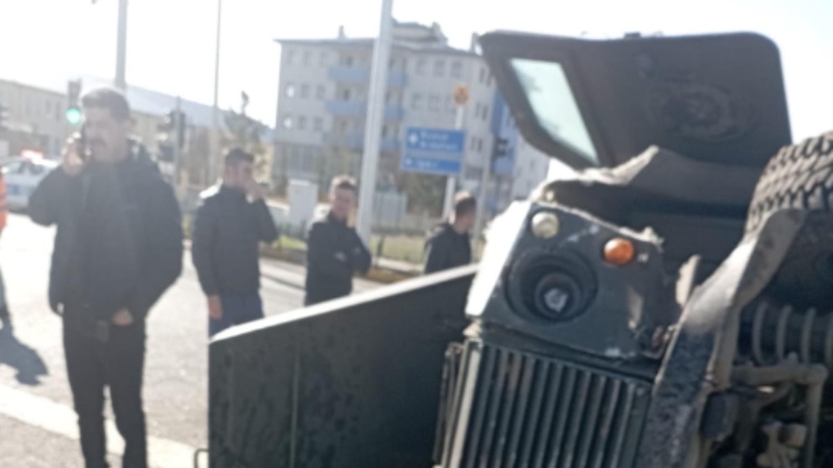 Kars'ta zırhlı araç otomobille çarpıştı; 2'si polis 6 yaralı