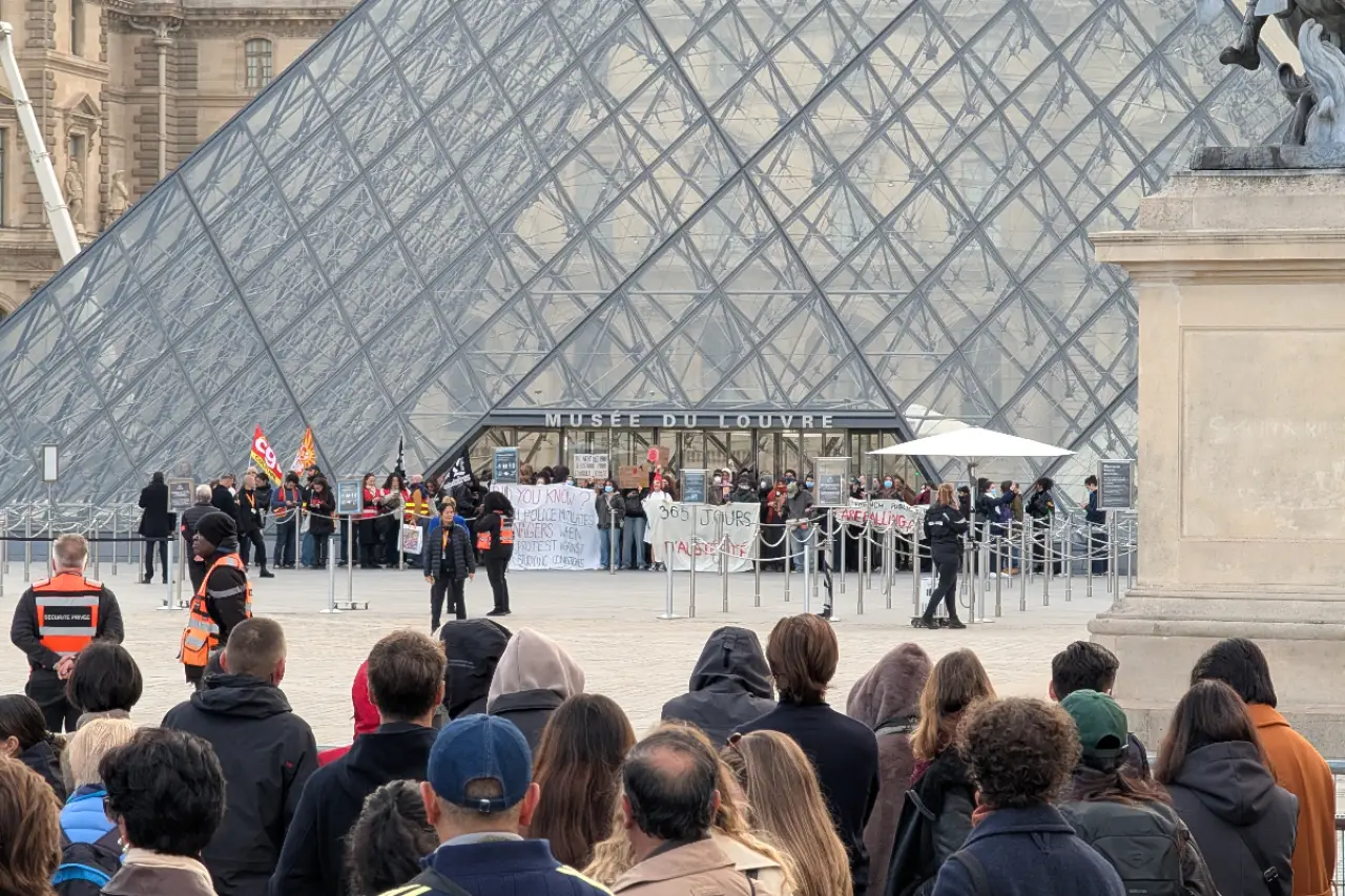 Fransa'da Eylemler Sürerken Öğrenciler Louvre Müzesi'nin Girişlerini Kapattı