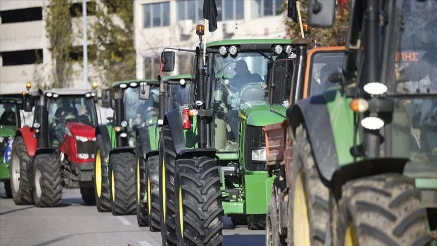 Yunanistan'da çiftçiler, Selanik Limanı'nı ulaşıma kapattı