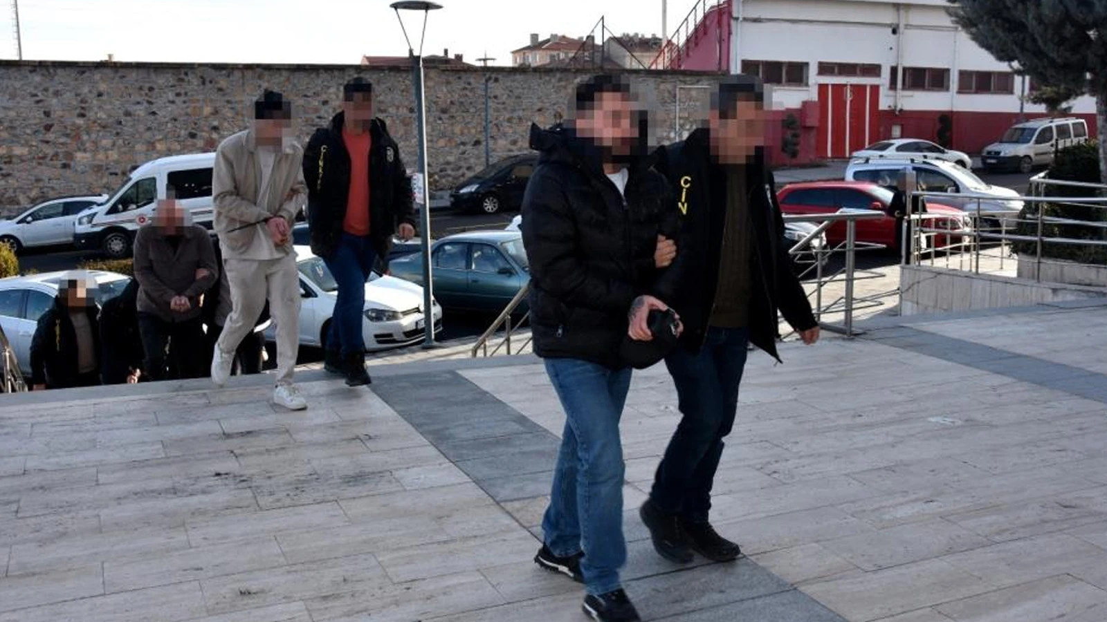 "Polisiz" diyerek 8 milyonluk vurgun yaptılar