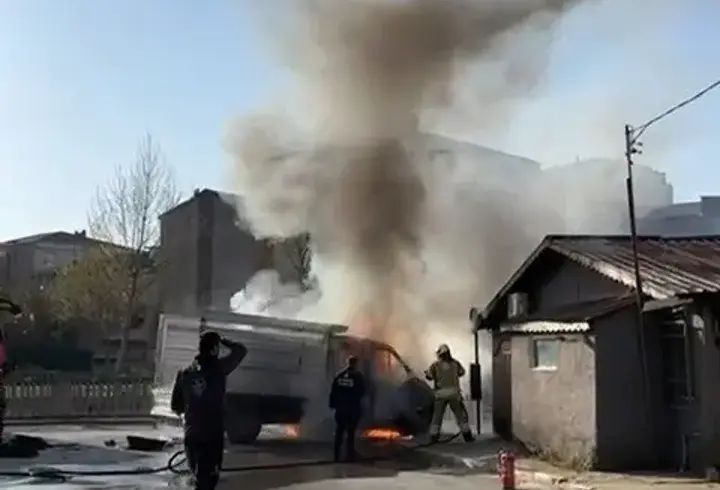 Sancaktepe'de seyir halindeki kamyonette çıkan yangın söndürüldü