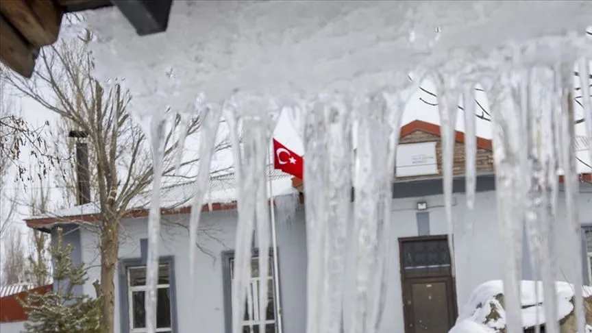 Ardahan'da kar, Kars'ta soğuk hava etkili oldu