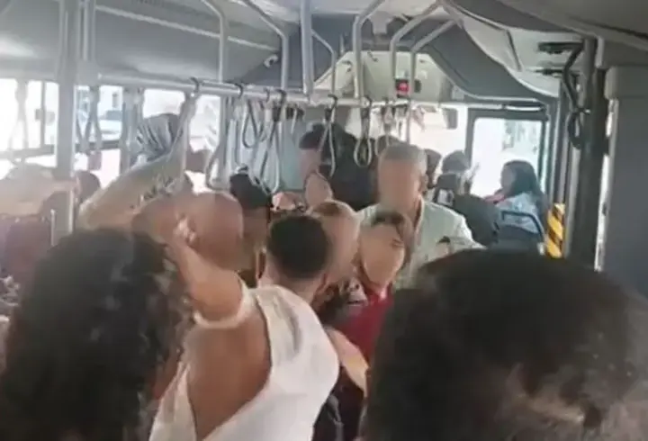 Yer: İstanbul... Taciz iddiası otobüsü karıştırdı: Tekme ve yumruklar havada uçuştu