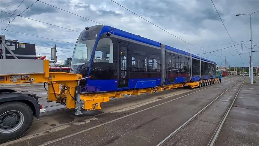 Türkiye'nin Sırbistan için ürettiği tramvaylardan ilki başkent Belgrad'a ulaştı