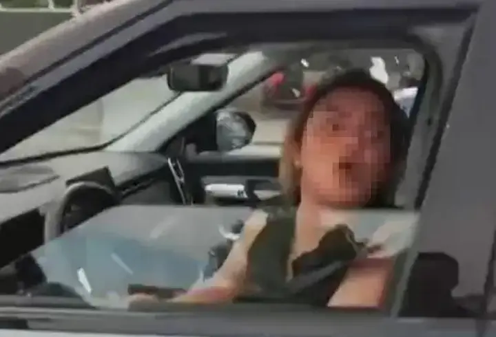 Kurye ile sürücü arasında tartışma: Otomobille kaskı ezip kaçtı