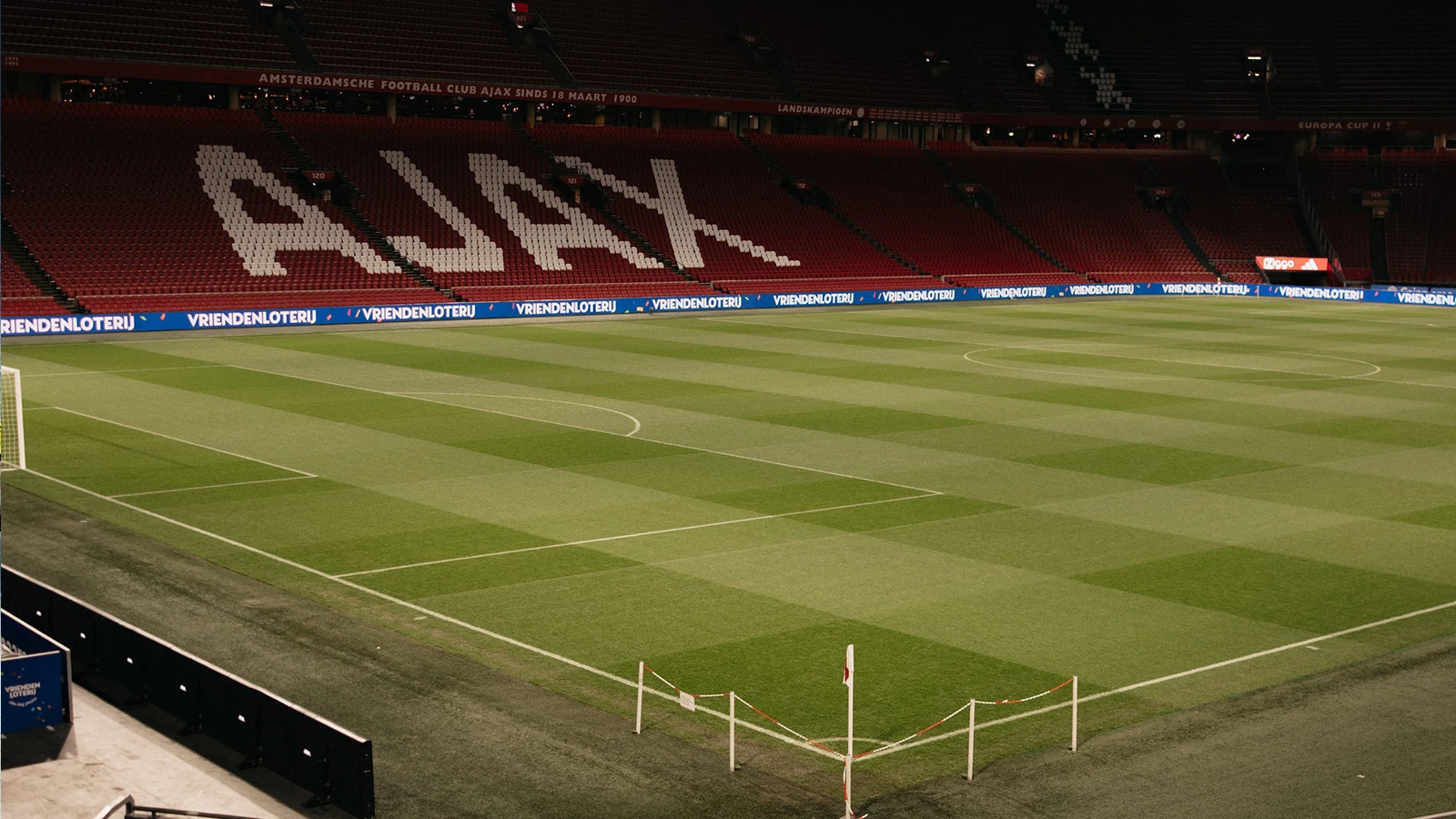 Ajax taraftarları arkadaşlarının anısına stadı yaktı, maç tatil edildi