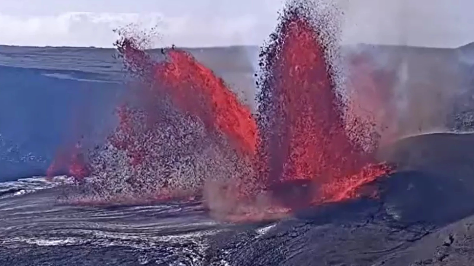 Lav ve kül püskürten Kilauea Yanardağı kamerayı yuttu