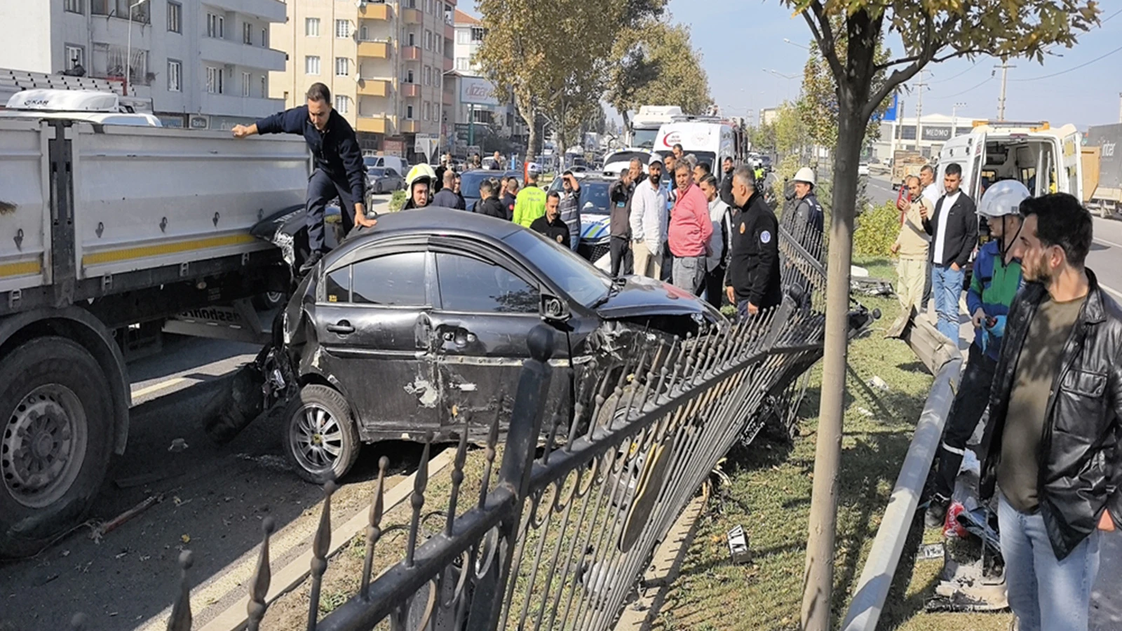 Ehliyetsiz sürücü, makas attığı otomobille kaza yaptı; 2 yaralı