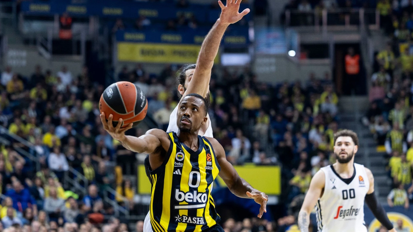 Fenerbahçe Beko'da McCollum bel bölgesinden sakatlandı