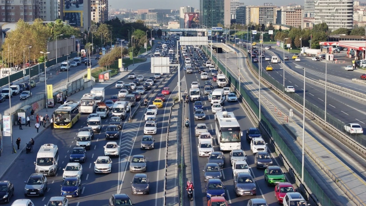 Haftanın ikinci gününde İstanbul'da trafik yüzde 60'a ulaştı