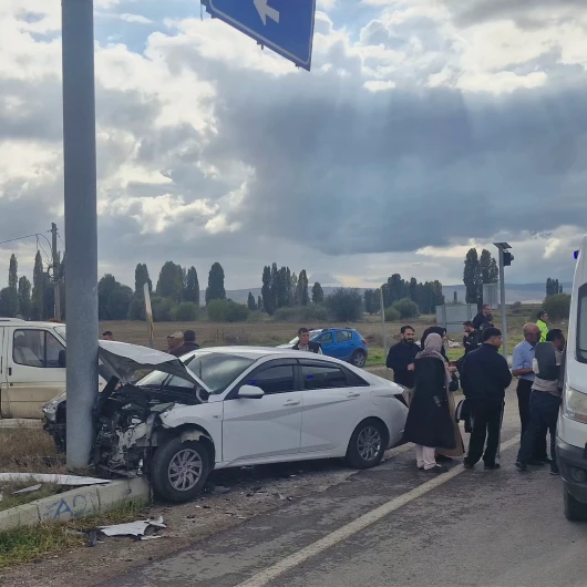 Çorum'da Minibüs Otomobille Çarpıştı: 6 Yaralı