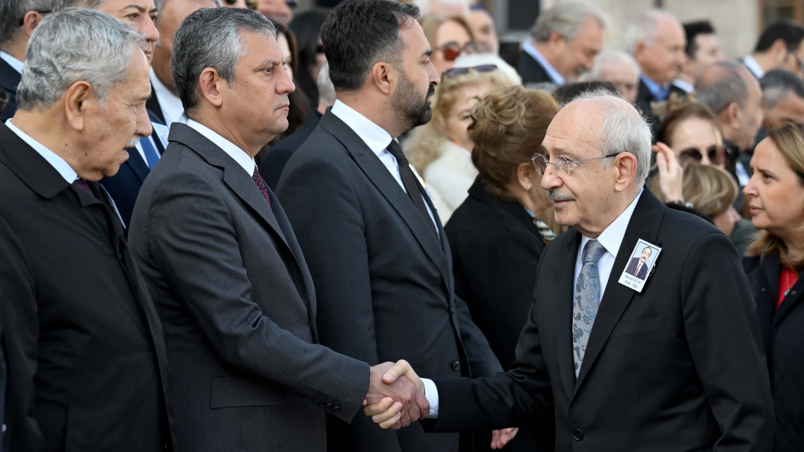 Özgür Özel Ve Kemal Kılıçdaroğlu Cenazede Karşılaştı