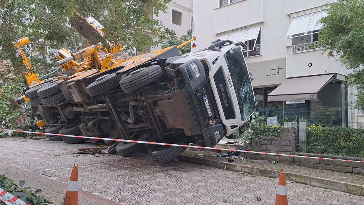 Kadıköy'de Devrilen Vinç 11 Katlı Binaya Çarptı: Cadde Trafiğe Kapatıldı